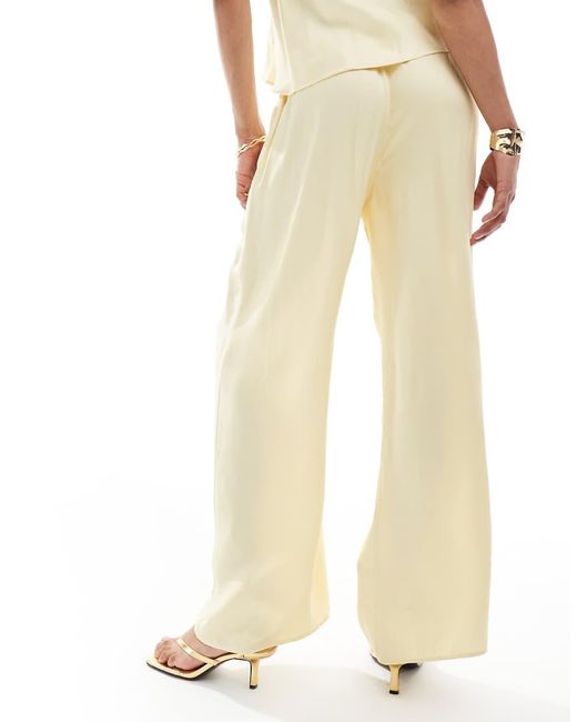 Pantalones Amarillo Crema De Corte Ancho Sin Cierres De Satén De (Parte De Un Conjunto) ASOS de color Natural