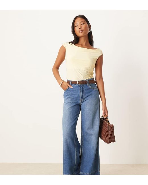 Vaqueros De Pernera Ancha Con Lavado Medio Oscuro, Cinturón Y Detalle De Raya En La Parte Delantera De Asos Design Petite-Azul ASOS de color Blue