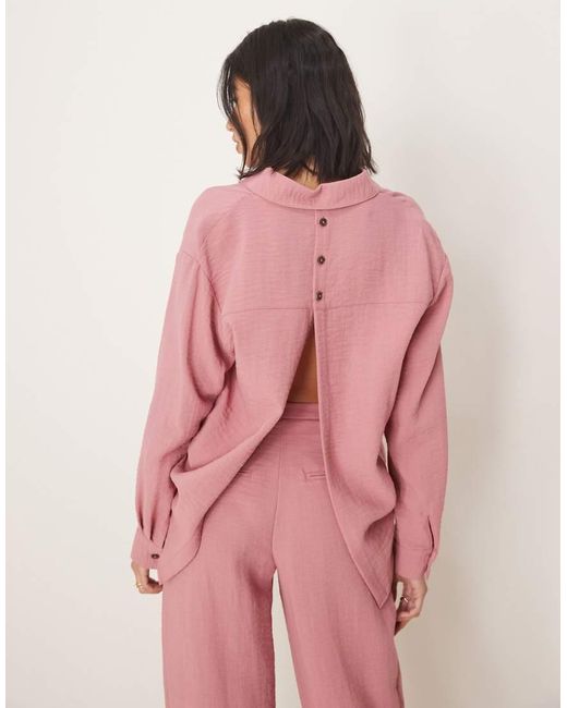 Camicia A Maniche Lunghe Polvere Aperta Sul Retro di ASOS in Pink