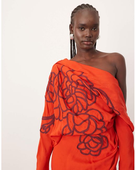 Robe mi-longue effet drapé avec épaules larges et fleurs détourées brodées ARRANGE en coloris Red