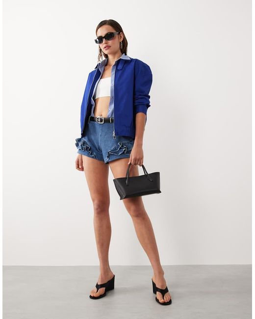 Mango Starring Hailey Bieber in het Blue
