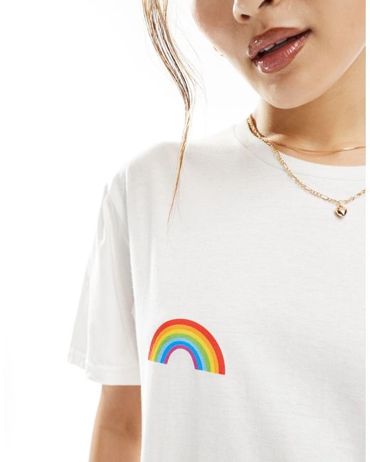 T-shirt bianca con stampa grafica arcobaleno di In The Style in White