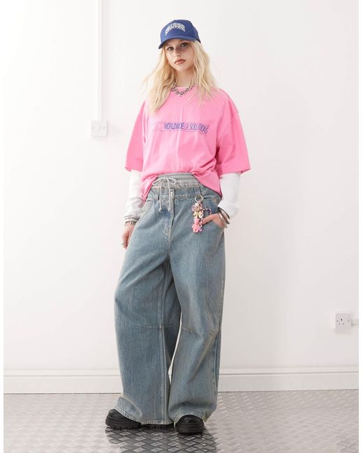 X007 - jean ultra-baggy avec imprimé à l'arrière - clair délavé Collusion en coloris Pink