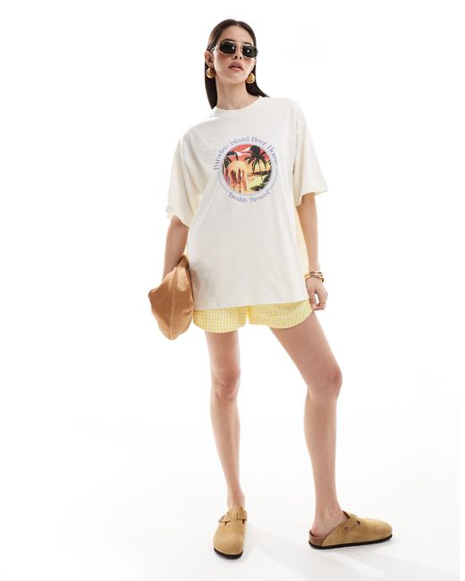 Camiseta color extragrande con estampado gráfico "paradise island beer" ASOS de color White