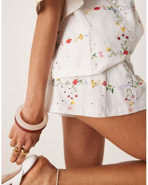 Pantalones Cortos Con Bordado Floral De ASOS de color Natural