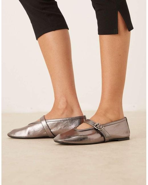 Ballerine Color Bronzo Con Cinturino E Fibbia di Glamorous in Black