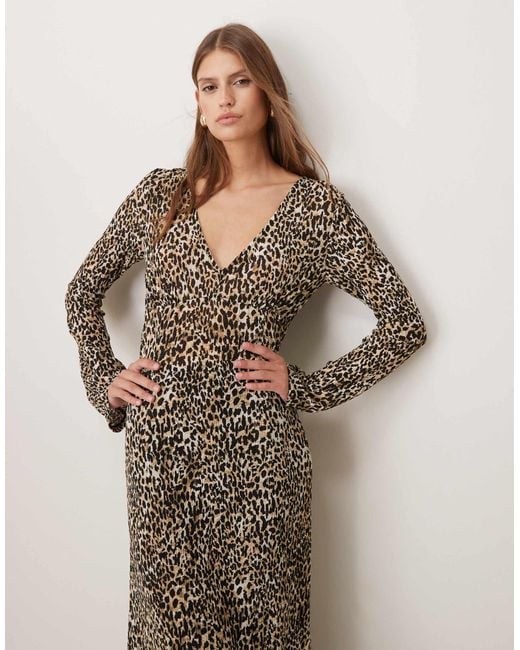 Mango Natural – langärmliges, plissiertes midikleid mit v-ausschnitt und leopardenmuster