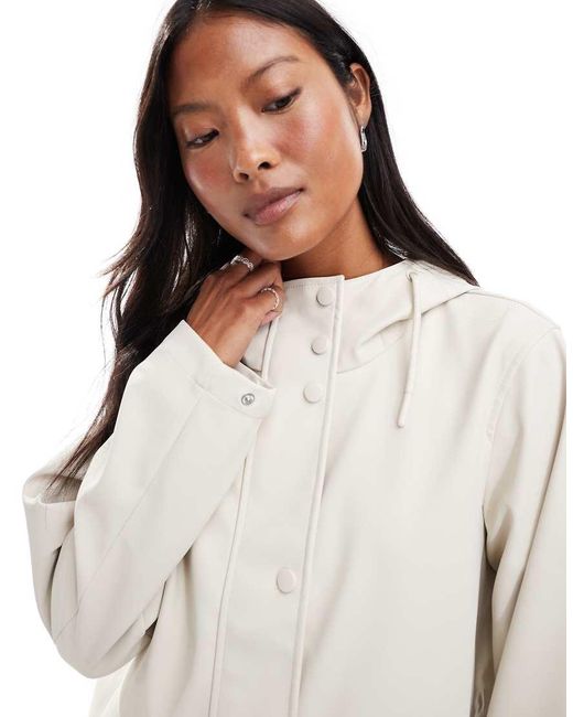 Giacca Impermeabile Con Cappuccio Spalmata Color Pietra Moonbeam di Vero Moda in White
