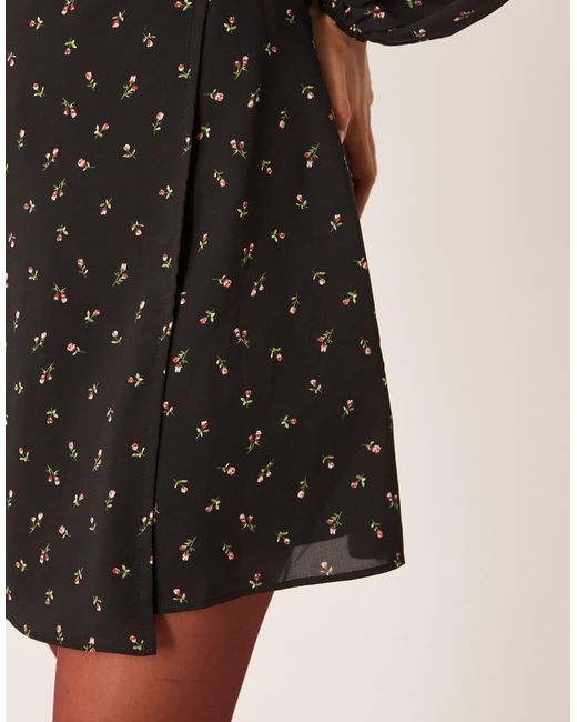 Vestido Corto De Estilo Años 70 Con Estampado Floral, Cuello De Pico Y Mangas Abullonadas De Glamorous de color Black