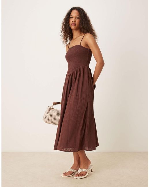 Imogen - robe mi-longue à bretelles fines avec taille en v - marron Nobody's Child en coloris Natural