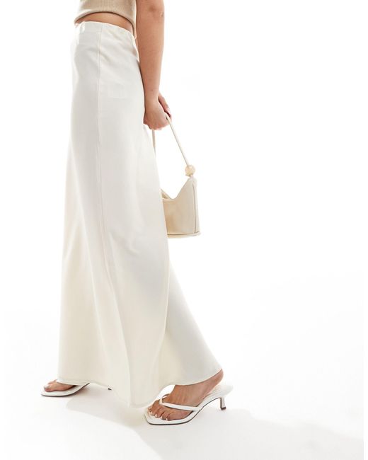 Jupe longue satinée coupée en biais - crème luxueux Y.A.S en coloris White