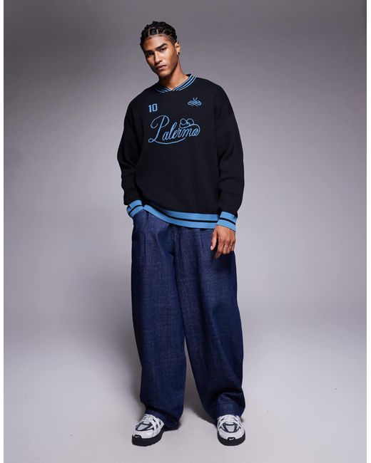 Pull oversize en maille à col montant en v avec motif vadella sports ASOS pour homme en coloris Blue