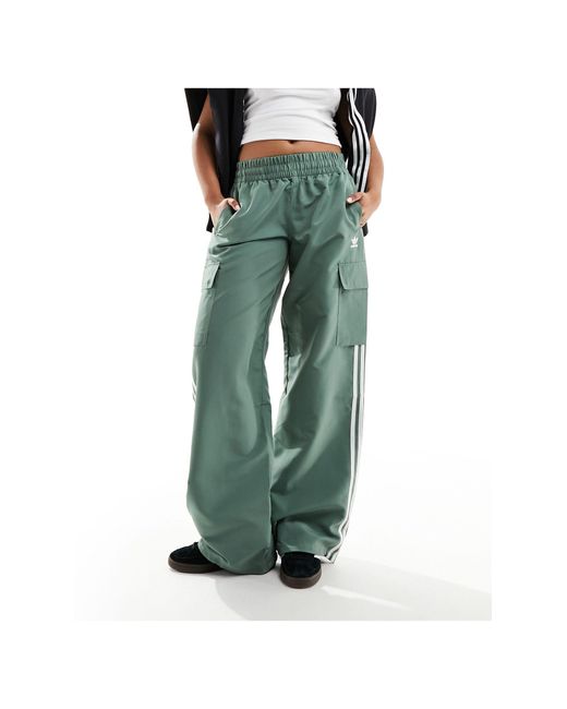 Pantaloni cargo kaki con 3 strisce di Adidas Originals in Green