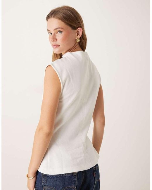Top Senza Maniche Morbido Al Tatto Inverno Con Peplo, Scollo A Barchetta E Cuciture A Vista di ASOS in White