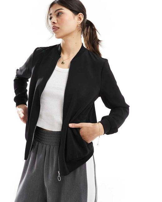 Giacca Bomber Nera Leggera Con Zip Sul Davanti di Vero Moda in Black