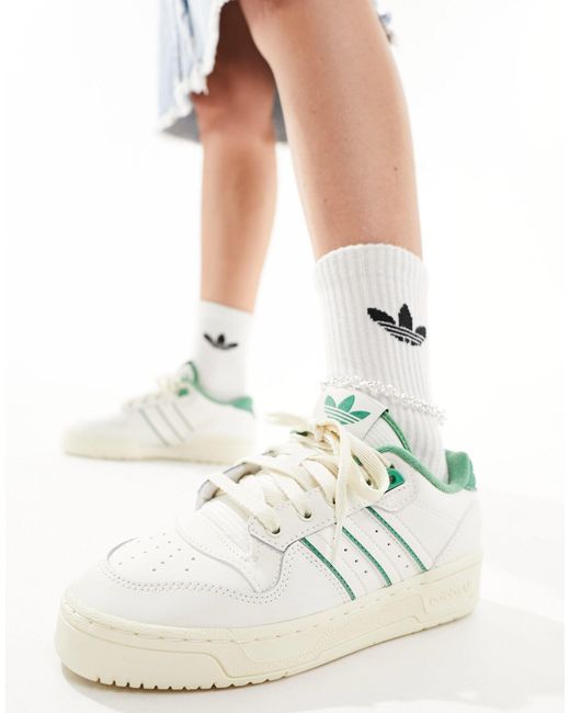 Rivalry - sneakers basse bianche e verdi di Adidas Originals in White