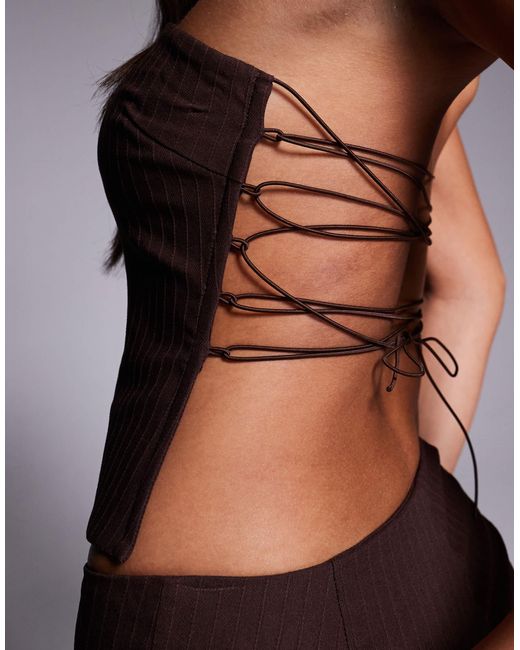 Gwendolyn - top d'ensemble ajusté à fines rayures et encolure bandeau avec dos ouvert à lanières nouées - marron Tiger Mist en coloris Brown