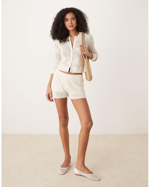 Abercrombie & Fitch White – langärmlige strickjacke aus durchbrochenem strick