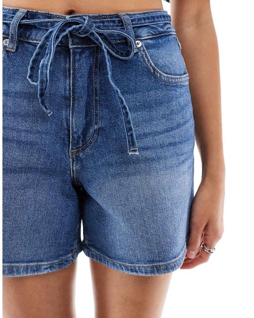 Pantaloncini Di Jeans Ampi Lavaggio Medio Con Dettaglio Allacciato di ONLY in Blue