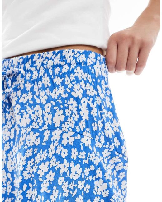 Falda Pantalón Azul Luminoso Con Estampado De Florecitas Y Cinturilla Elástica De ONLY de color Blue