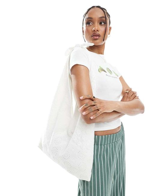 Borsa Shopper Bianca Con Ricami E Allacciatura di Pull&Bear in White