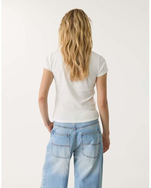T-Shirt Aderente Con Stampa di Stradivarius in White