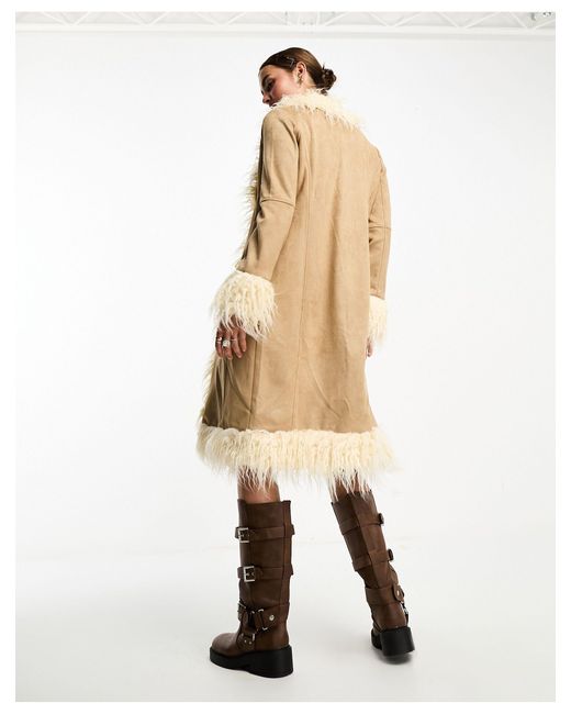Bailey Rose White – langer mantel im 70er-stil aus mokkabraunem wildlederimitat mit flauschigem besatz