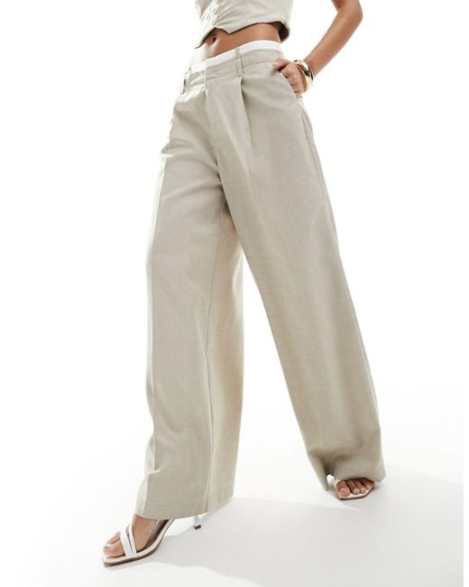 Pantalon ajusté coupe ample avec taille à détail caleçon - beige clair Bershka en coloris White
