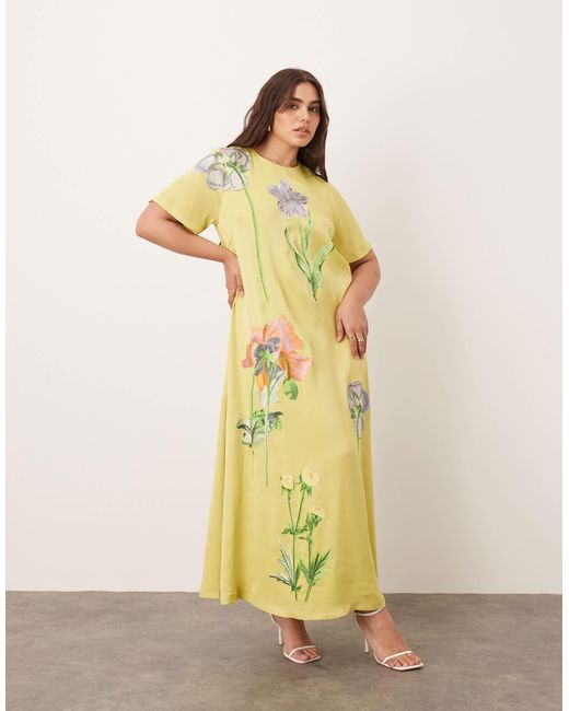 Curve - robe t-shirt longue en satin à broderies florales - citron ARRANGE en coloris Metallic