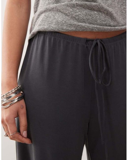 Pantaloni Drappeggiati Super Morbidi A Fondo Ampio Neri di Weekday in Black