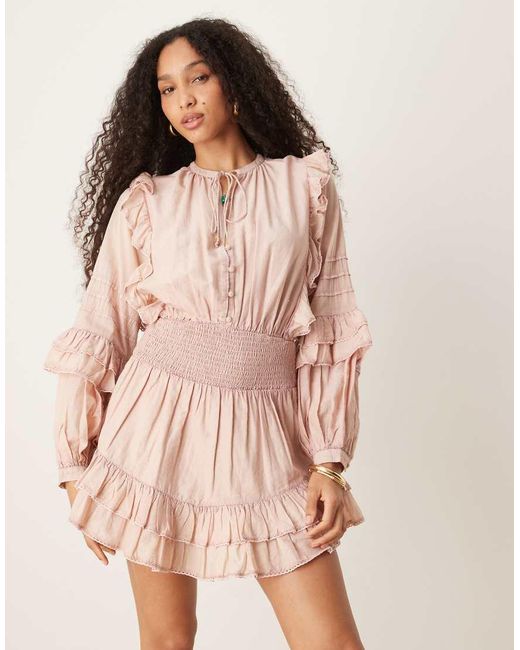 Vestido Corto Rosa Lavado Con Cintura Fruncida Y Bajo De Flecos De Voile De ASOS de color Pink