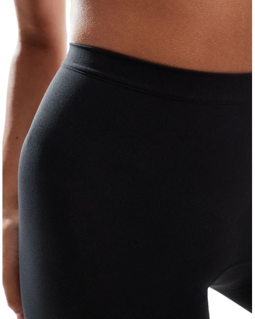 Pantalones cortos s con diseño moldeador sin costuras everyday Spanx de color Black