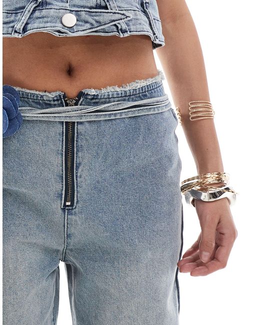 Simmi - jeans dritti lavaggio chiaro con cintura con fiore di SIMMI in Blue