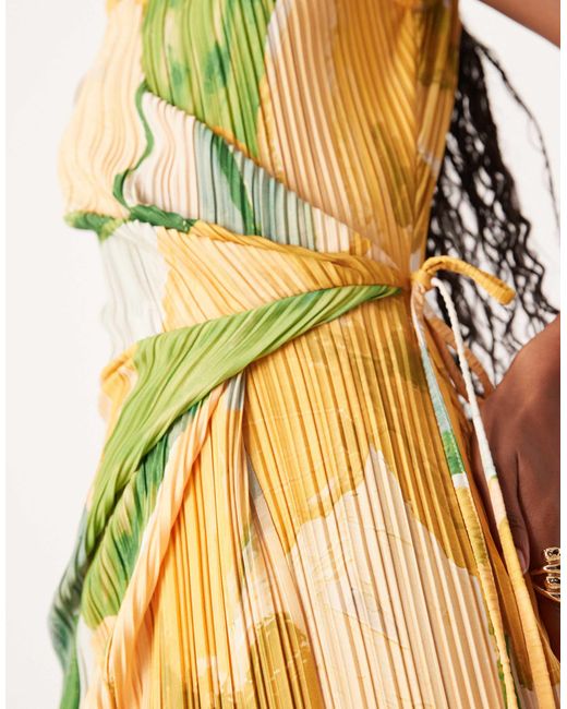 Robe longue plissée sans manches coupe portefeuille - imprimé fleuri vert peint ASOS en coloris Metallic