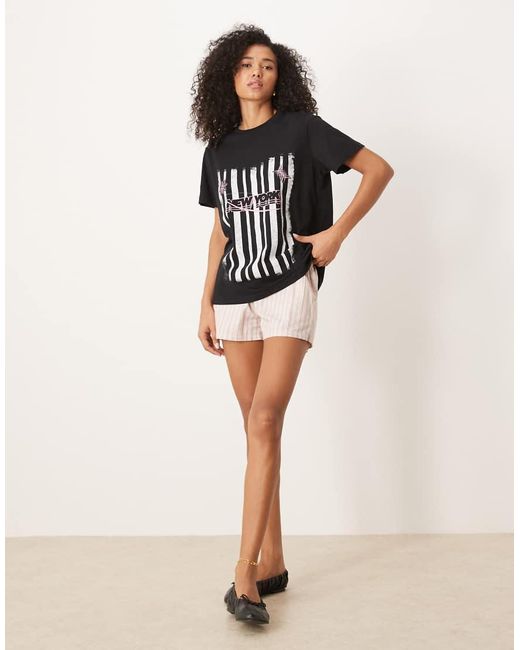 Camiseta Negra De Corte Estándar Con Estampado Gráfico A Rayas De Estilo Deportivo De ASOS de color Black