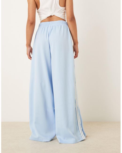 Adidas Originals Blue – jogginghose aus em satin mit 3 gerüschten streifen