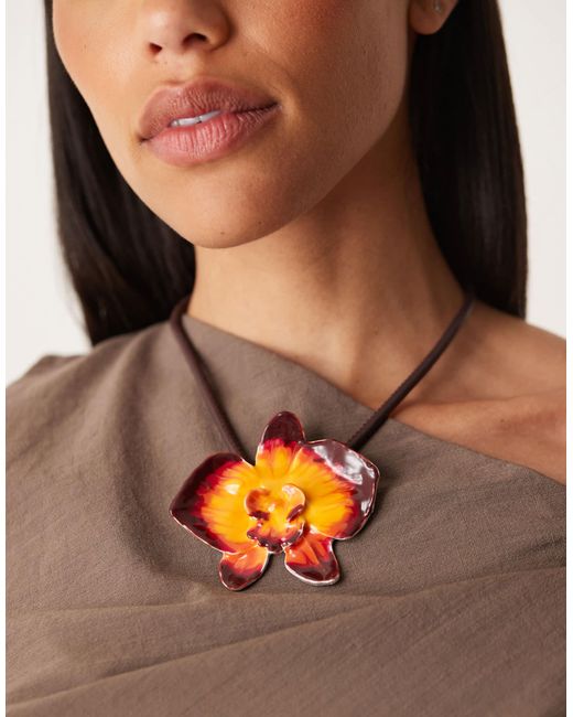Collier avec fleur d'hibiscus Mango en coloris Brown