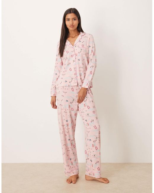 Pyjama ultra doux avec pantalon et chemise à manches longues et liserés contrastants - imprimé ski ASOS en coloris Pink