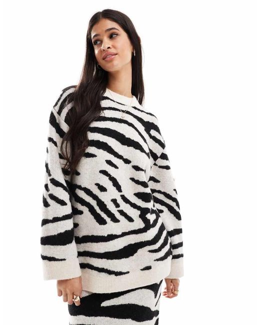 Maglione Girocollo Oversize Zebrato di ASOS in White