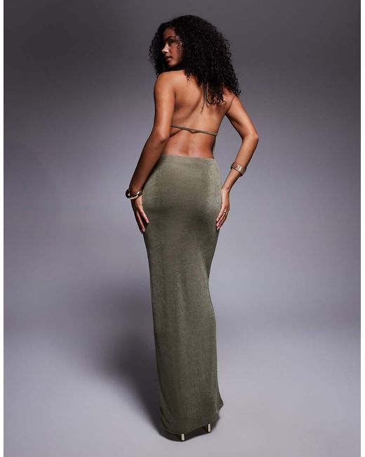 Aria Cove Maxi Jurk Van Gladde Stof Met Diepe Gedrapeerde Halslijn En Gestrikte Open Achterkant in het Gray