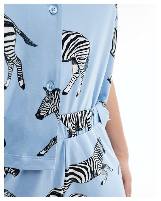 Chelsea Peers Blue Curve – kurzer pyjama aus blauem polyester mit zebra-motiv und v-ausschnitt