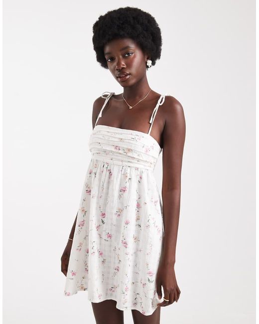 Vestito Babydoll Con Bretelle Allacciate A Fiori di Hollister in White