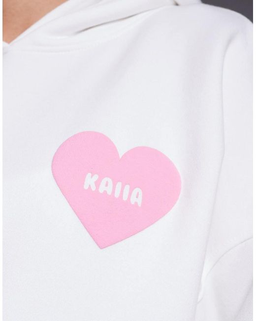 Felpa Color Panna Oversize Con Cappuccio E Stampa Di Cuori di Kaiia in White