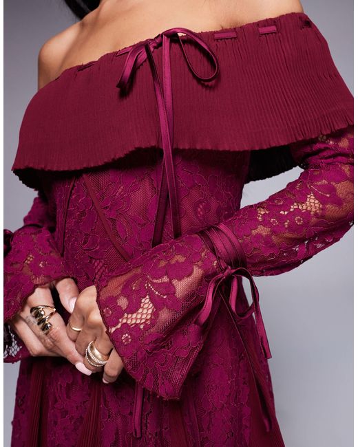 Exclusivité - - robe courte ajustée puis évasée en dentelle avec encolure bardot et jupe à godets - prune Murci en coloris Red