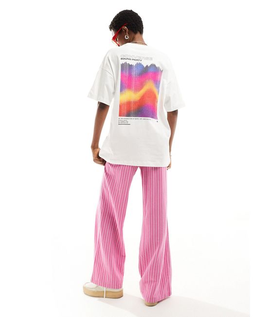 Colourful sound waves - t-shirt bianca con stampa di Converse in Pink