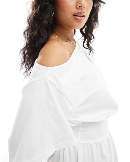 Vestito T-Shirt Corto Svasato Bianco Con Scollo A Barchetta di ASOS in White