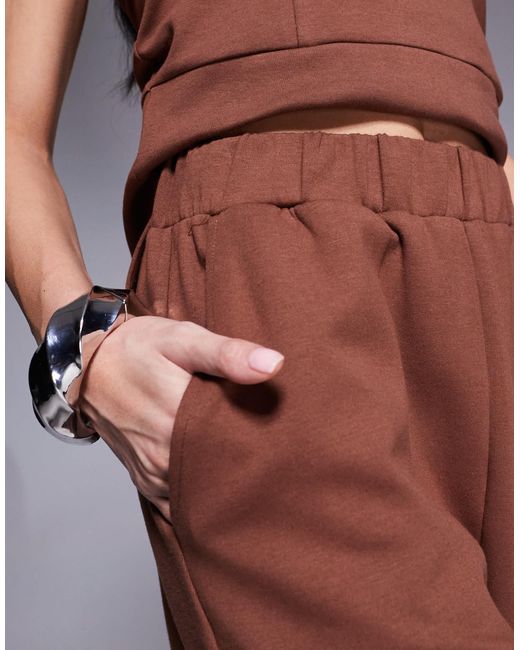 Pantalon d'ensemble structuré en maille interlock ASOS en coloris Brown