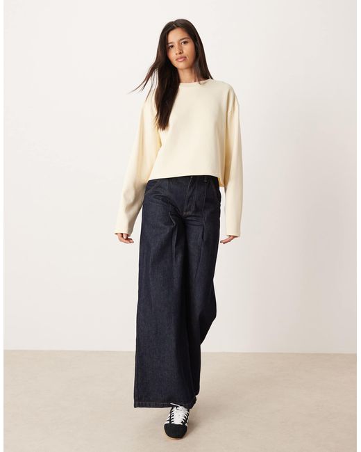 T-shirt court coupe carrée à manches longues en maille interlock - crème ASOS en coloris Natural