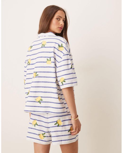 ASOS White – hemd mit reverskragen, streifen und zitronen-stickereien