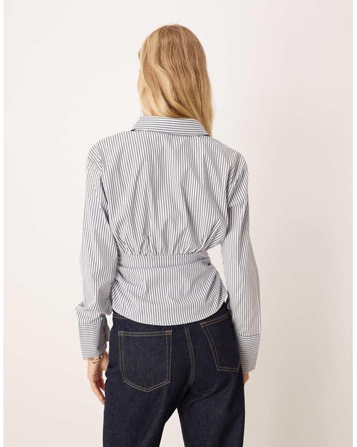 Camisa A Entallada Y Fruncida De ASOS de color Gray